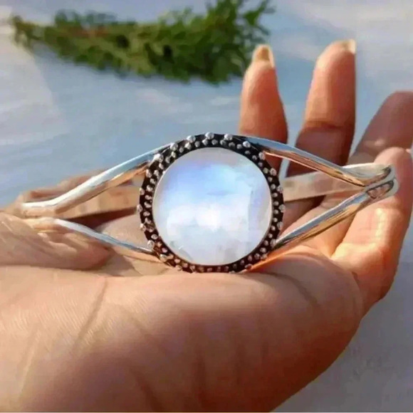 Bohemian retro style geometric round decor cuff bangle bracelet - Picture 3 of 4